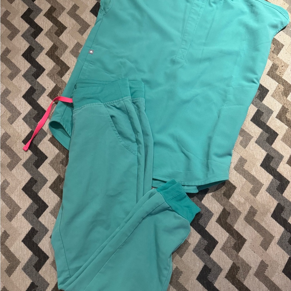 Figs Surgical green Scrub Set with Pink Tie XXS/XSP